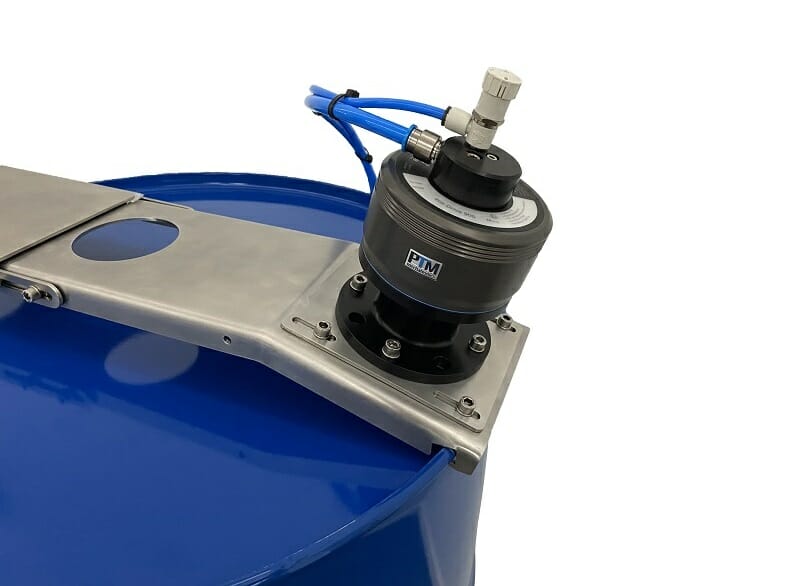 Atex agitator for tight head drum with flexibly adjustable traverse