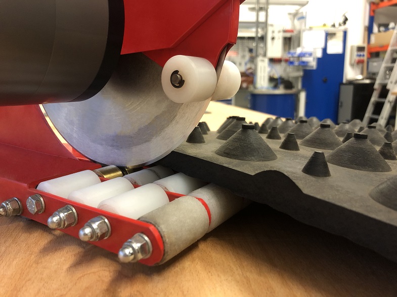 Gummischneidemaschine mit PTM Druckluftmotor mit Gummimatte